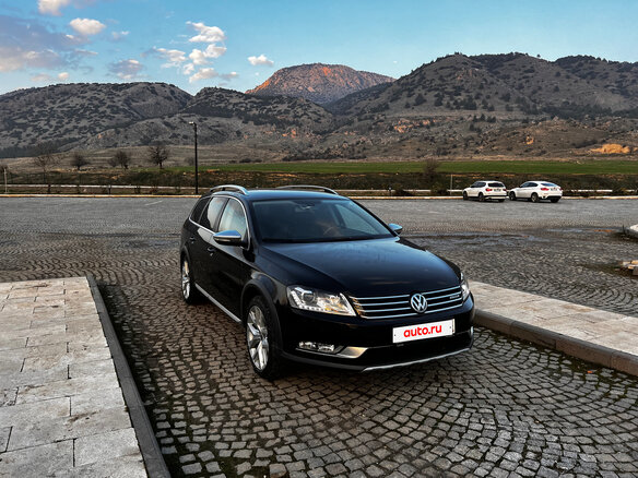 2013 Volkswagen Passat Alltrack B7, чёрный - вид 2