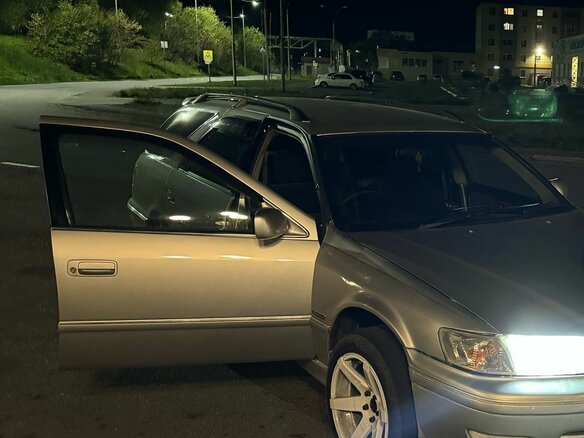 2001 Toyota Mark II Qualis VIII (X100), серый, 710000 рублей