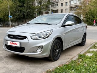 2013 Hyundai Solaris I, серебристый, 810000 рублей, вид 2