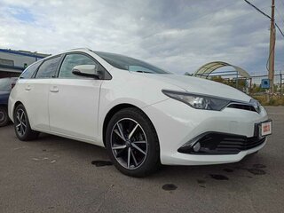 2017 Toyota Auris II Рестайлинг, белый, 1600000 рублей, вид 1