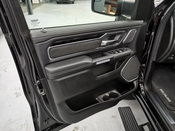 2019 Ram 1500 Crew Cab V, чёрный - вид 23
