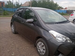 2018 Toyota Vitz III (XP130) Рестайлинг 2, серый, 950000 рублей, вид 2