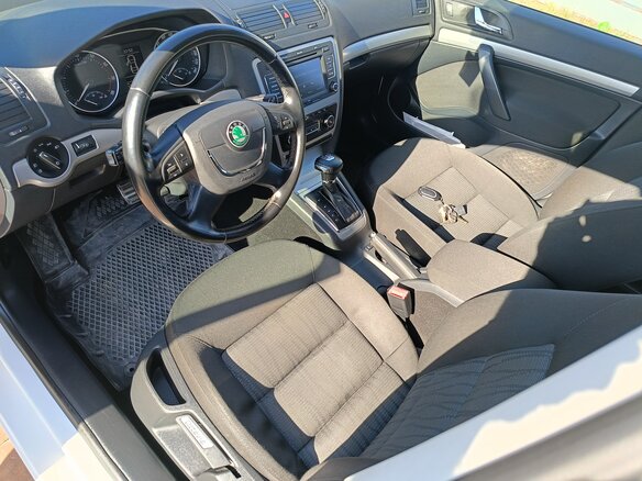 2011 Skoda Octavia II (A5) Рестайлинг, белый, 1150000 рублей - вид 12