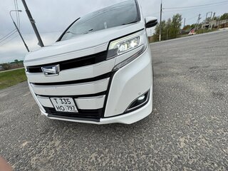 2018 Toyota Noah III (R80) Рестайлинг, белый, 2400000 рублей, вид 4