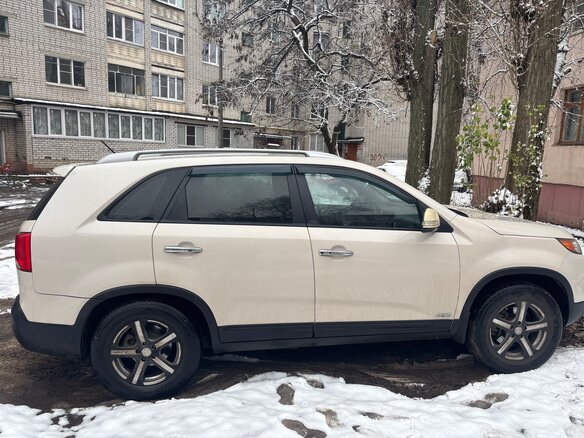 2010 Kia Sorento II, бежевый - вид 3
