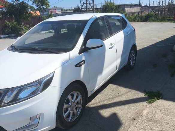 2014 Kia Rio 5-speed III, белый, 1190000 рублей