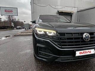 2019 Volkswagen Touareg III, чёрный, 5200000 рублей, вид 3