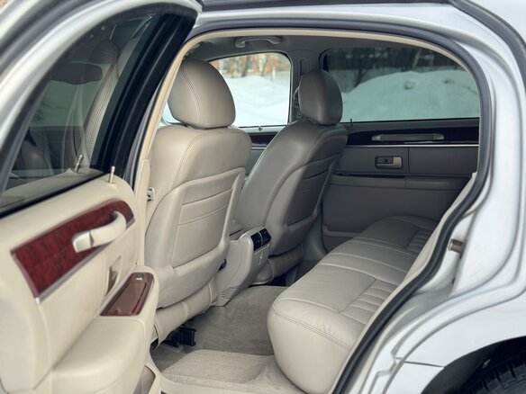 2004 Lincoln Town Car III Рестайлинг, серебристый, 2800000 рублей - вид 7