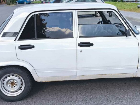 2004 Lada (ВАЗ) 2105, белый, 120000 рублей - вид 1