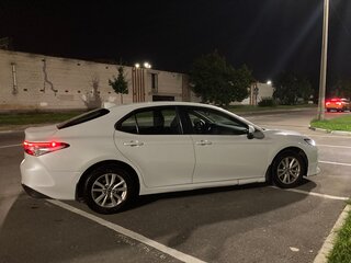 2021 Toyota Camry VIII (XV70), белый, 2300000 рублей, вид 3