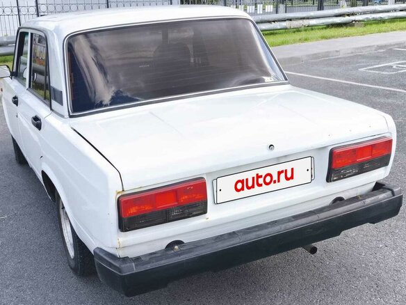 2004 Lada (ВАЗ) 2105, белый, 120000 рублей - вид 3