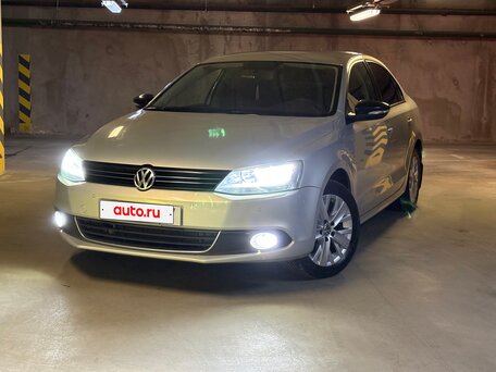 2014 Volkswagen Jetta VI, серебристый, вид 2