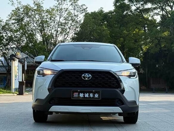 2023 Toyota Corolla Cross I, белый, 1850000 рублей - вид 2