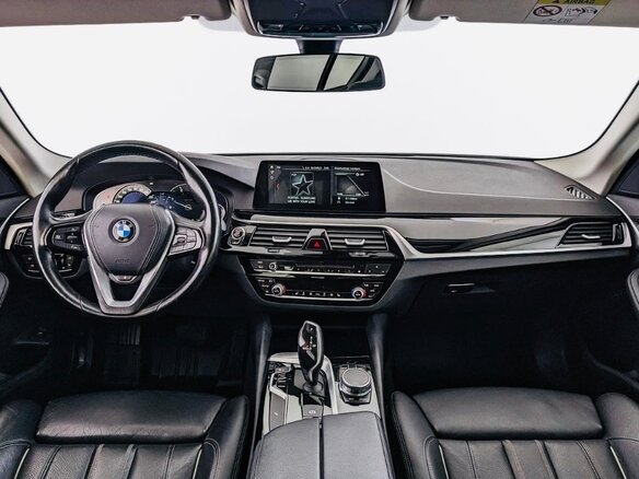 2017 BMW 5 серии 520d xDrive VII (G30/G31/G38), белый, 3000000 рублей - вид 6