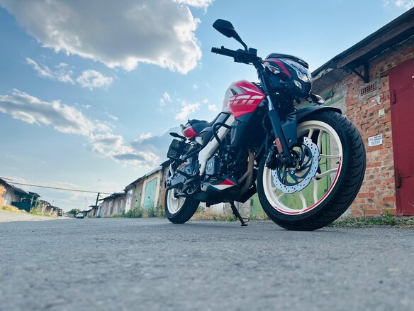 2021 Bajaj Pulsar NS 200, красный, 230000 рублей - вид 1