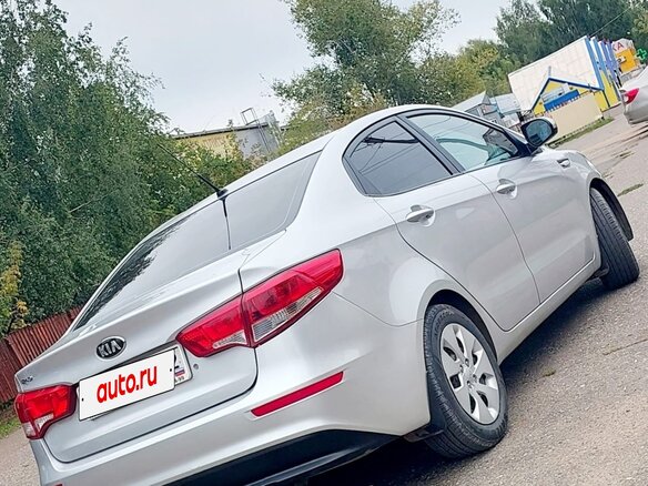 2016 Kia Rio III Рестайлинг, серебристый, 690000 рублей - вид 2