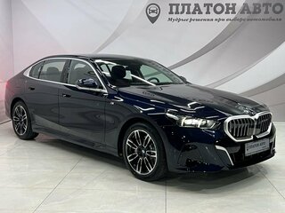 2025 BMW 5 серии Long 530Li xDrive VIII (G60/G61/G68), синий, 8199000 рублей, вид 3