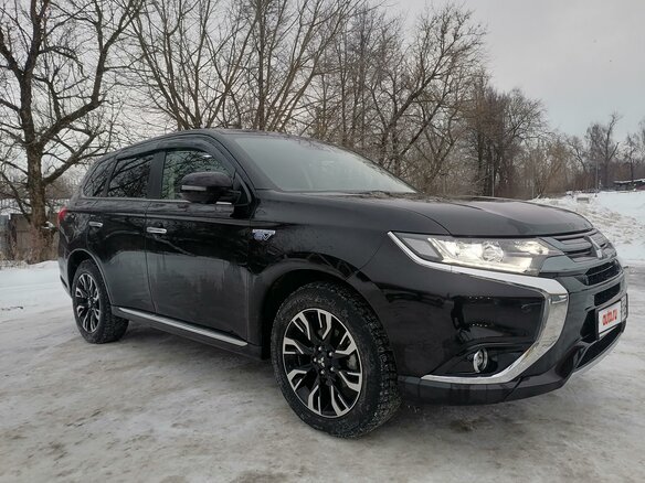 2017 Mitsubishi Outlander PHEV III Рестайлинг 2, чёрный, 2600000 рублей