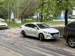 2018 Hyundai Solaris II, белый, 750000 рублей, вид 3