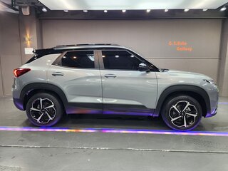 2023 Chevrolet TrailBlazer III, серебристый, 1978000 рублей, вид 3