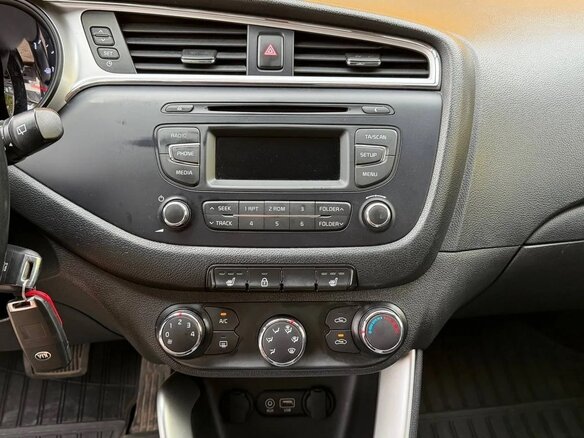 2017 Kia Ceed II Рестайлинг, белый, 1330000 рублей - вид 16