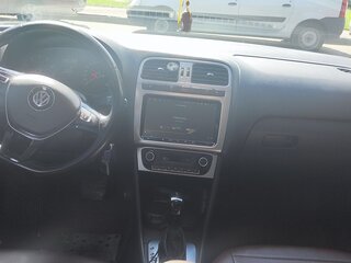 2017 Volkswagen Polo V Рестайлинг, бежевый, 1700100 рублей, вид 4