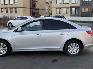 2013 Chevrolet Cruze I Рестайлинг, серебристый, 700000 рублей, вид 3