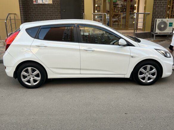 2013 Hyundai Solaris I, белый, 900000 рублей - вид 1