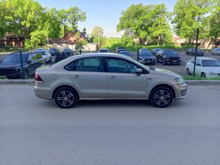 2016 Volkswagen Polo V Рестайлинг, бежевый, 450000 рублей, вид 2