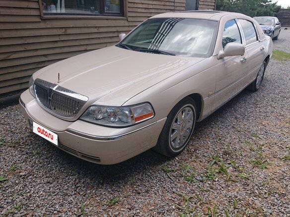 2002 Lincoln Town Car III, бежевый, 2400000 рублей