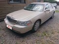 2002 Lincoln Town Car III, бежевый, 2400000 рублей