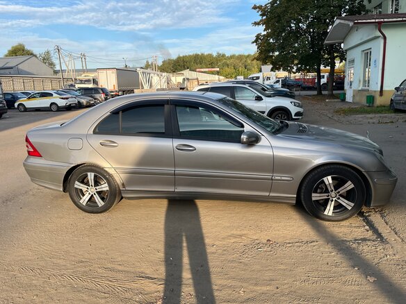 2004 Mercedes-Benz C-Класс 230 II (W203) Рестайлинг, серый, 630000 рублей - вид 2