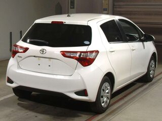 2019 Toyota Vitz III (XP130) Рестайлинг, белый, 945000 рублей, вид 2
