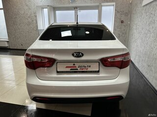 2013 Kia Rio 5-speed III, белый, 899000 рублей, вид 4