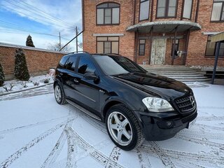 2005 Mercedes-Benz M-Класс 500 II (W164), чёрный, 1150000 рублей, вид 3