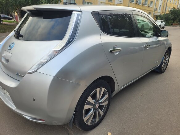 2012 Nissan Leaf (EM57) I (ZE0/AZE0), серебристый, 899000 рублей - вид 8