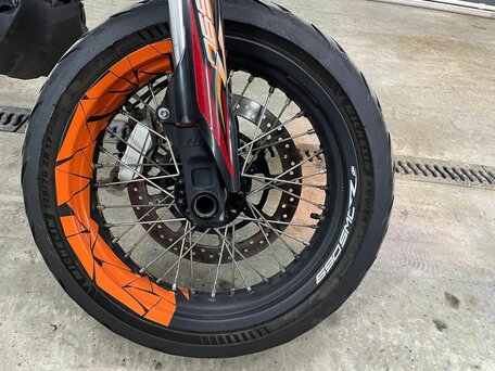 2019 KTM 690 SMC R, белый, 1050000 рублей, вид 5