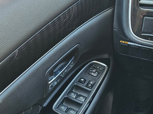 2022 Mitsubishi Outlander III Рестайлинг 3, белый, 3100000 рублей - вид 15