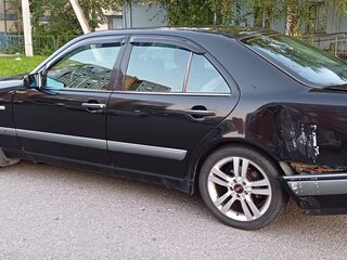 1998 Mercedes-Benz E-Класс 220 II (W210, S210), чёрный, 700000 рублей, вид 5