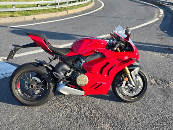 2022 Ducati Panigale V4, красный, 2900000 рублей - вид 2