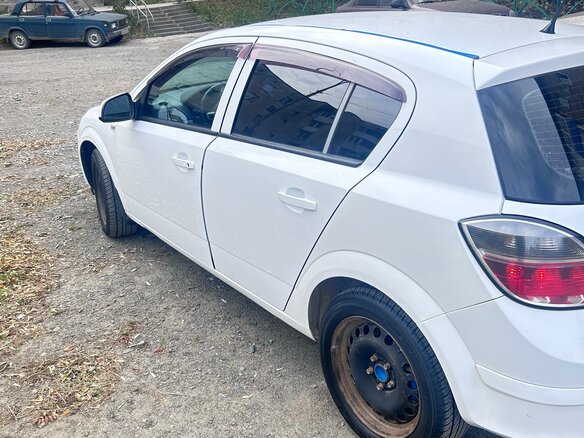2011 Opel Astra H Рестайлинг, белый, 550000 рублей - вид 3