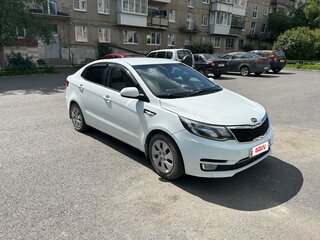 2015 Kia Rio III Рестайлинг, белый, 660000 рублей, вид 4