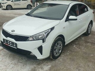 2021 Kia Rio IV Рестайлинг, белый, 1550000 рублей, вид 1