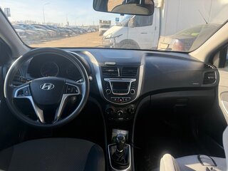 2015 Hyundai Solaris I Рестайлинг, серебристый, 800000 рублей, вид 5