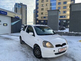 2001 Toyota Vitz I (P10), белый, 325000 рублей, вид 3