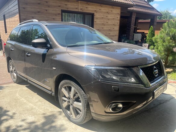 2014 Nissan Pathfinder IV, коричневый, 2000000 рублей - вид 2