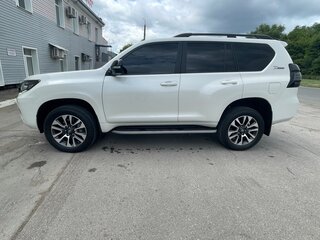 2022 Toyota Land Cruiser Prado 150 Series Рестайлинг 3, белый, 7970000 рублей, вид 2