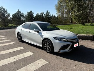2021 Toyota Camry VIII (XV70) Рестайлинг, белый, 3400000 рублей, вид 1