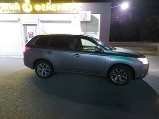 2014 Mitsubishi Outlander PHEV III Рестайлинг, серый, 1750000 рублей, вид 2