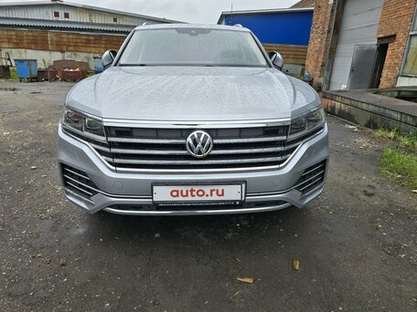 2018 Volkswagen Touareg III, серебристый, 4799000 рублей, вид 1